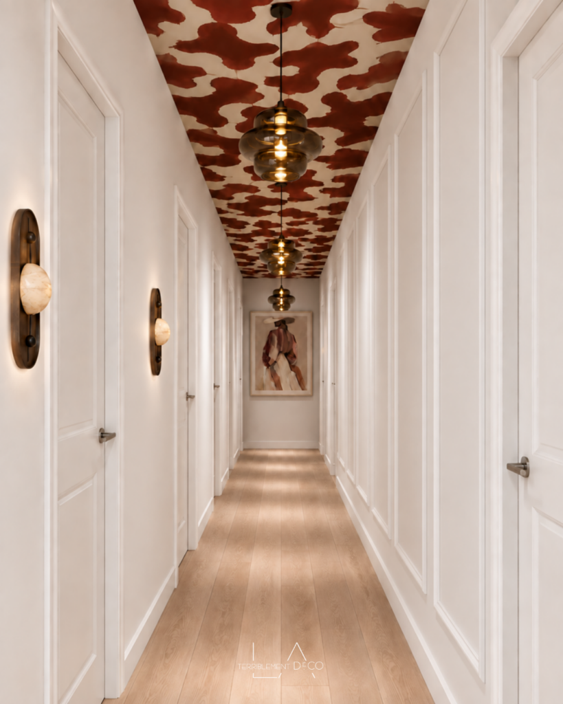Long couloir avec papier peint prune au plafond et suspensions en verre fumé pour détourner le regard et atténuer l’effet tunnel